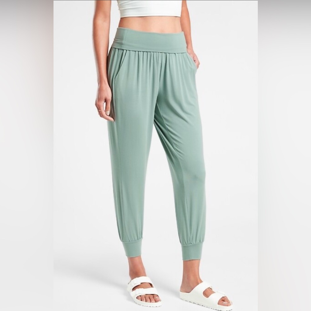 GUC Athleta Studio Jogger Pant Light Green Small Petite